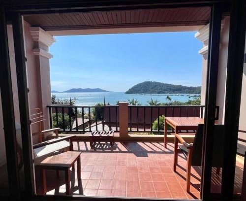 Bang Bao Bay Apartment | Scenic Oceanfront 1-Bed Flat with Panoramic Views