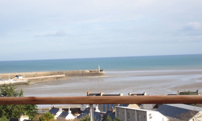 Binic House | Cozy Beach House with Panoramic Ocean Views for 8 Guests