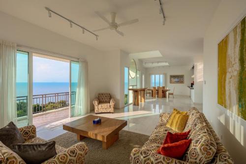 Tanjung Bungah House | Scenic Seaview Holiday Home - Family-Friendly Retreat