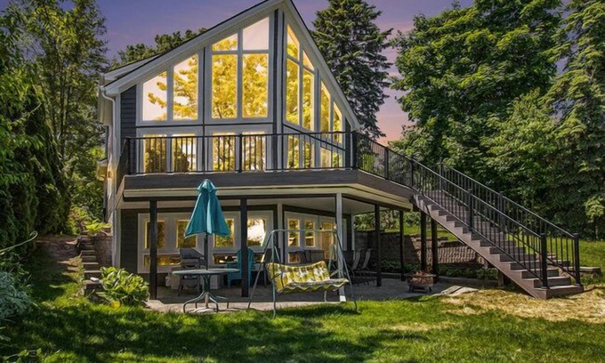 Brighton House | Inviting Space with Panoramic Lake Views and Top Amenities