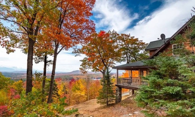 Lancaster House | Panoramic view of the White Mountains on 25 acres