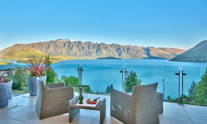 Fernhill House | Scenic Retreat with Spa & Lake Views near Queenstown
