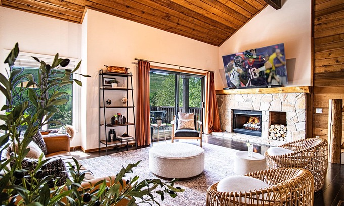 Elkhorn Village Condo | Designer Condo with Resort Amenities & Golf Course Views