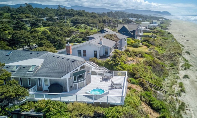 Waldport House | Experience Oceanfront Bliss with Hot Tub & Incredible Views