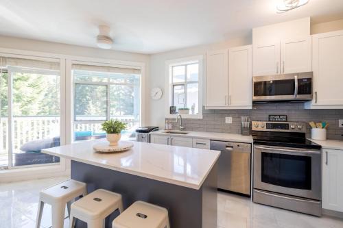Village North House | Scenic 2 Bed Retreat with Panoramic Views in Village