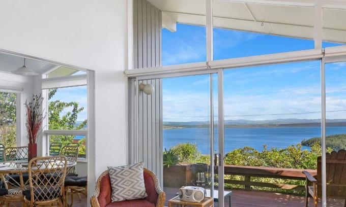 Acacia Bay House | Experience Breathtaking Views at Acacia Bay Retreat
