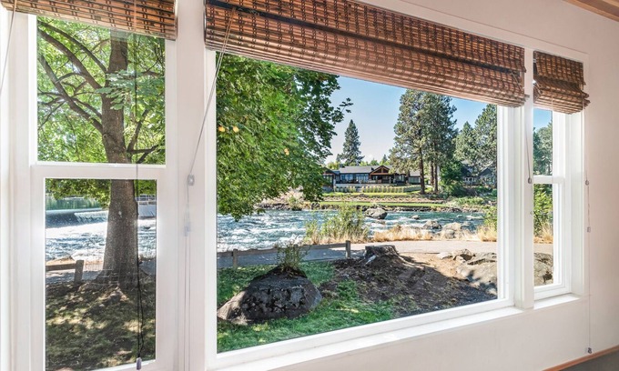 Orchard District Cottage | Experience Panoramic Views & Pool Access by the Deschutes