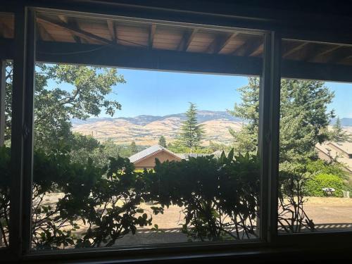 Ashland Apartment | Serene Oceanfront Retreat with Stunning Views & 9/10 Rating