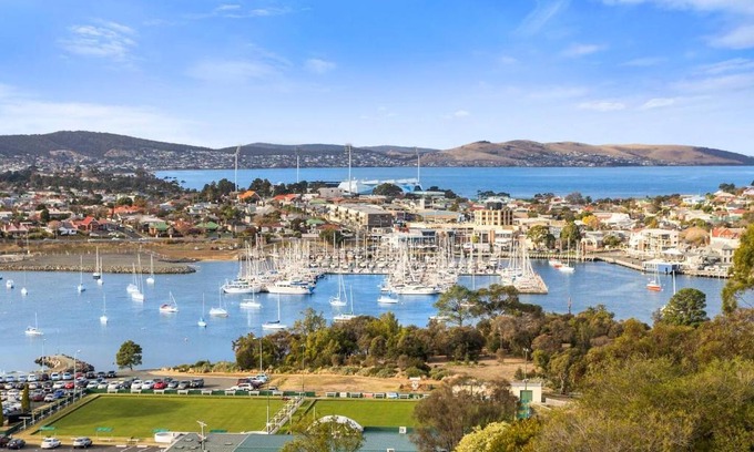 Rosny House | Scenic Water Views and Family-Friendly Accommodations