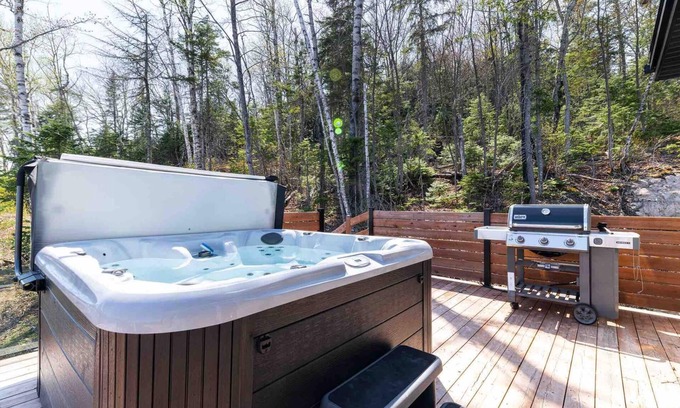 Les Eboulements Ski Chalet | Experience The Panoramique 156: Cozy Retreat by the River