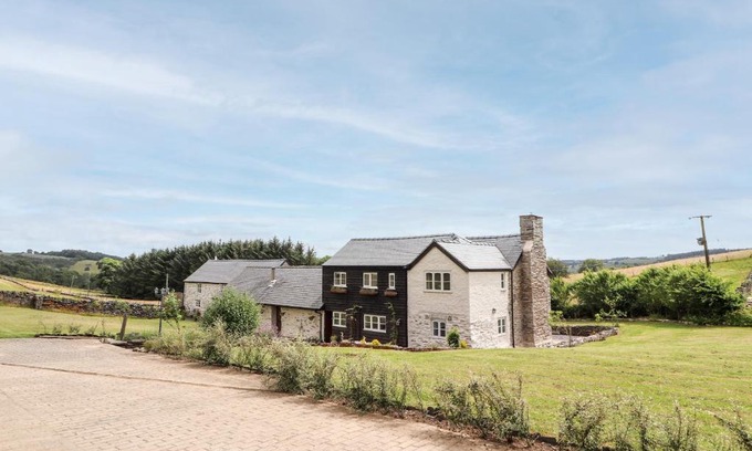 Pontfadog House | Inviting Pant Dafydd Goch - 4-Star Comfort for Everyone