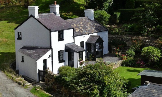 Penmaenmawr Cottage | Pant Glas - Cozy Two Bedroom Cottage with Great Amenities