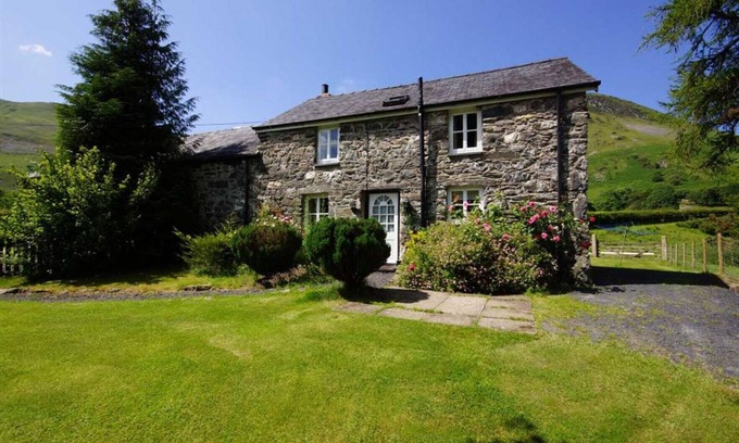 Mawddwy Cottage | Cozy Pant Cottage: Three Bedrooms, Pet-Friendly Retreat