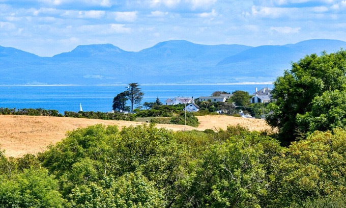 Abersoch House | Pant yr Hwch - Five Bedroom Retreat with Pool & Pet Access