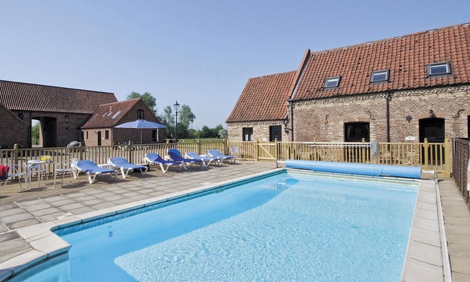 Runcton Holme Cottage | Perfect 3 Bedroom Retreat with Pool & Lake Views