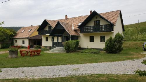 Bekolce Bed & Breakfast | Discover Panzió-Kemping Bekölce: Oceanfront Family Retreat