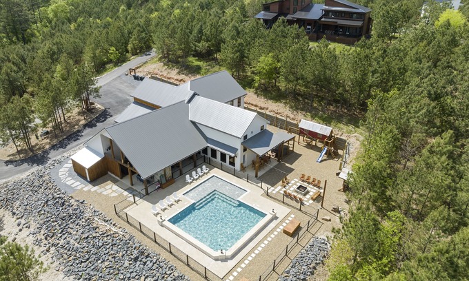 Broken Bow Cabin | Elegant Papa Casa: 7 Bedrooms, Pool & Hot Tubs Await