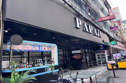 Thanon Phaya Thai House | Comfortable Stay at Papa Ji Hotel with Kitchen & Breakfast