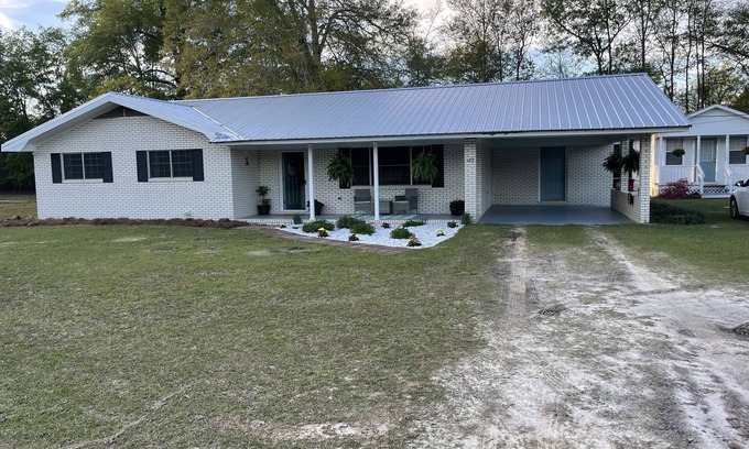 Hazlehurst House | Inviting Papa & Mema’s Farmhouse: Family-Friendly Retreat