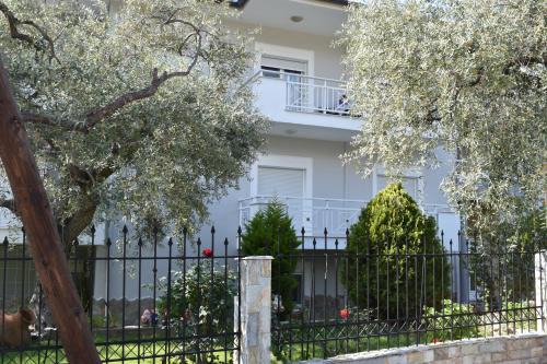 Prinos Villa | Oceanfront Bliss at Papachristos Villa - Rated 9.7/10