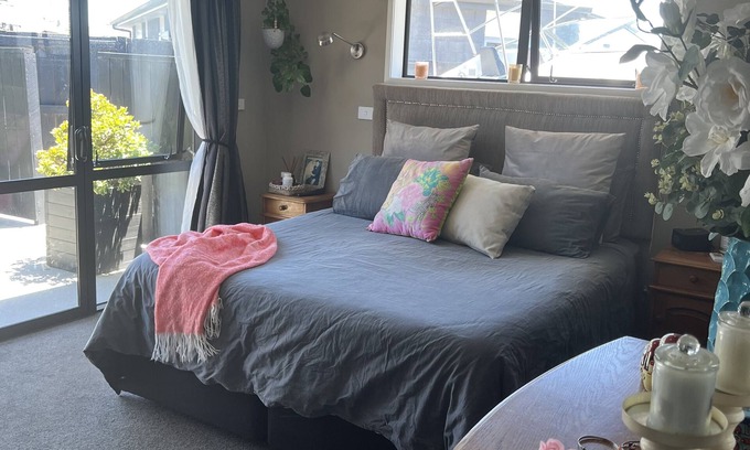 Papamoa Beach House | Beachfront Escape: Papamoa Bliss with Ocean Views & Spa