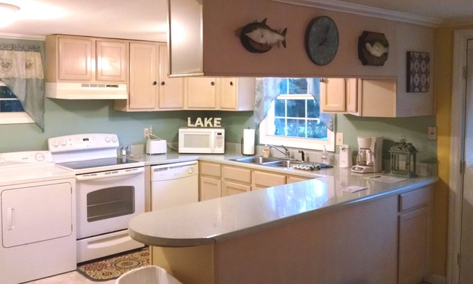 Cordele House | Papas Paradise: Family-Friendly Waterfront Retreat Near Marina