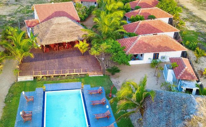 Pottuvil Hotel | Discover Paper Moon Kudils: Beachfront Bliss Awaits