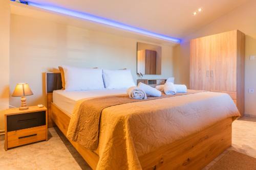Alexandroupoli Villa | Oceanfront Papi's Villa with Free Parking & 10/10 Rating