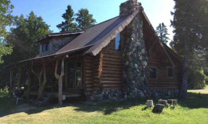 Drummond House | Inviting Papins Resort Cabin #8: Family & Pet-Friendly Stay