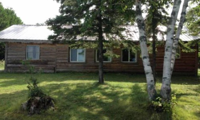 Drummond House | Relax at Papins Resort Cabin #9 - Pet and Child Friendly!
