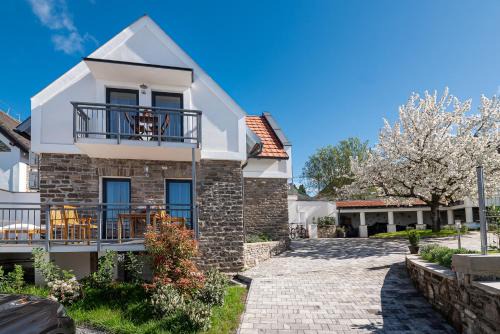 Tihany Apartment | Oceanfront Bliss at Papoula Vendégház - Guest Rated 10/10