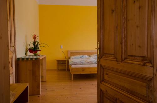 Mollands Hotel | Discover Papperl a' Pub: Family-Friendly with Breakfast Included