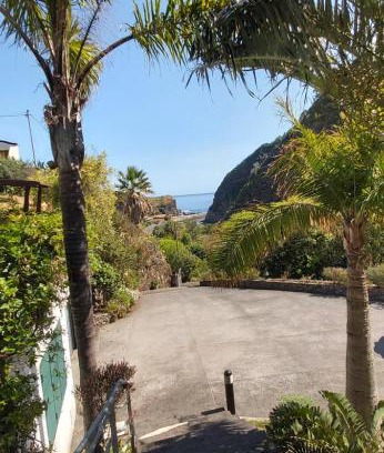 Faial House | Resilient Paradise: Pet & Child Friendly Getaway Awaits