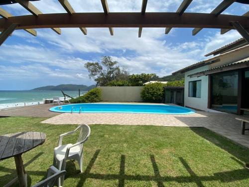 Morro das Pedras House | Explore Paraíso Tropical: Oceanfront & Pet-Friendly Retreat