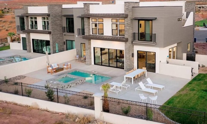 Washington County House | Parade Home w/Private Pool & 7 Bedrooms