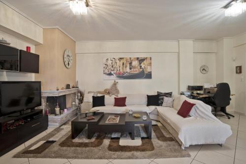 Khalandrion Apartment | Discover Paradeisos: Family-Friendly 4-Star Retreat