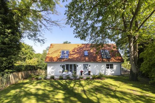 Stocksee House | Family-Friendly Retreat by the Lake for Memorable Getaways