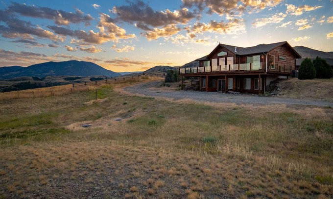 Emigrant House | Paradise 101: Family-Friendly Retreat with Pool & Breakfast