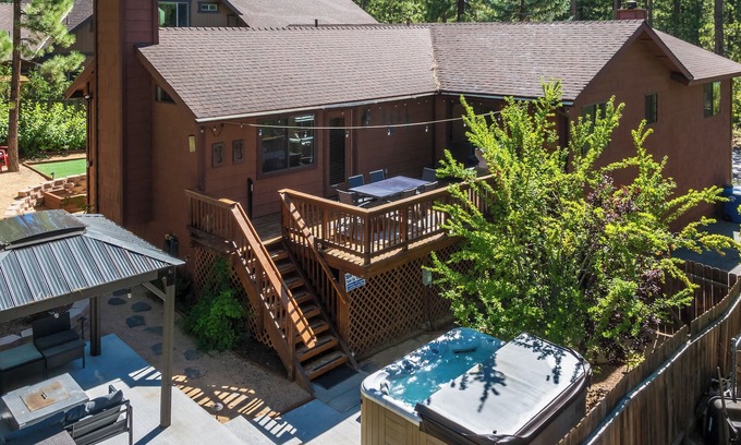 Fox Farm Cabin | Honu House of Aloha: Mountain Retreat with Scenic Views
