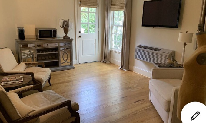 Houston Heights Apartment | Relax and Unwind at Paradise in Houston's Heights