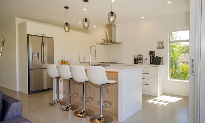 Pauanui Cottage | Unforgettable Oceanfront Escape at Pauanui Holiday Home