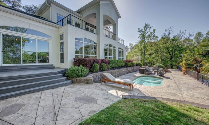 Bowling Green House | Unwind at Paradise at the Palisades with Lake Views & Spa
