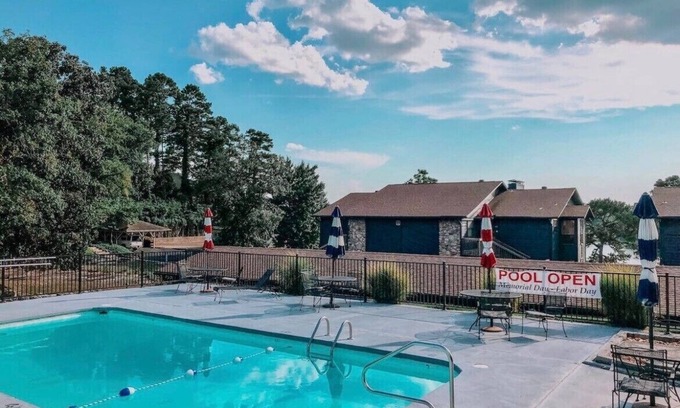 Mid America Condo | Inviting Condo with Lakeview, Pool & Top Guest Rating 9.4