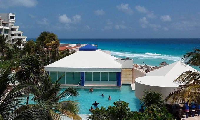 Zona Hotelera Condo | Discover Paradise with Oceanfront Views and Spa Amenities