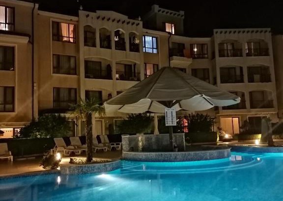 Budjaka Apartment | Explore Paradise Bay D8: Oceanfront Bliss with Pool