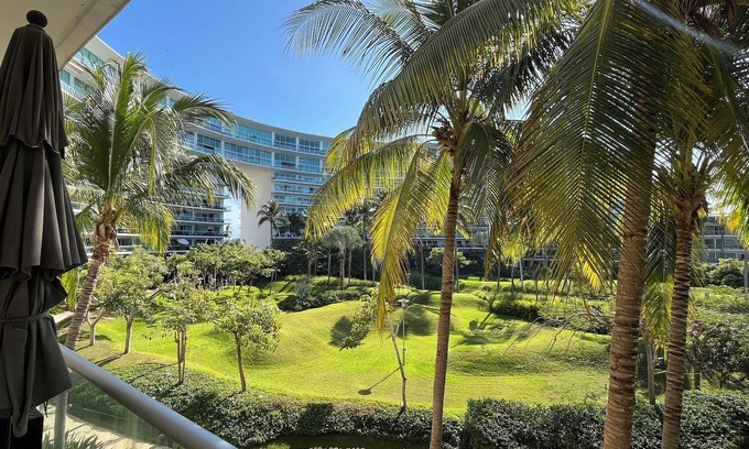 Flamingos Condo | Paradise Beach Condo: Oceanfront Retreat with Top Amenities