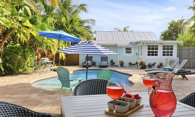 La Hacienda House | Discover Paradise Breezes & Cottage House in Delray Beach