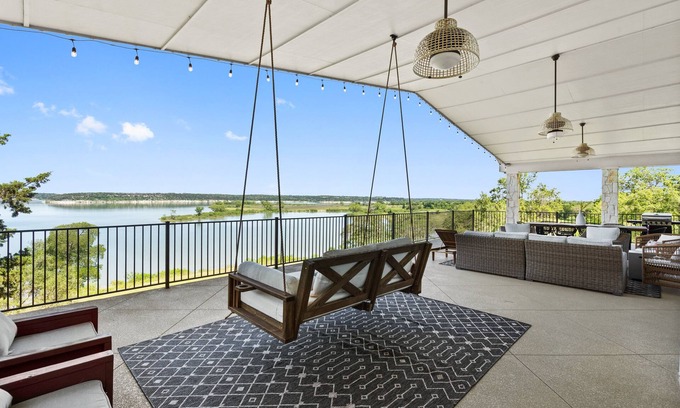Temple House | Tranquil Retreat at Paradise by the Lake - Lonestar Lakehouse