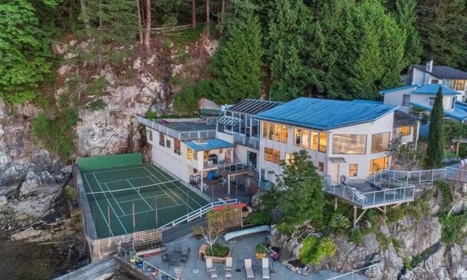 Vancouver House | Paradise Awaits: Pet-Friendly Stay with Spa & Hot Tub