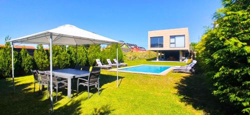O Ribeiro Villa | Serene Stays at Paradise Cambados with Oceanfront Pool